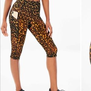 Fabletics tortoise print crop leggings: Oasis